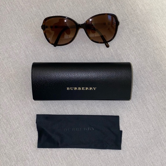 Burberry Oversized Sunglasses - Picture 2 of 3